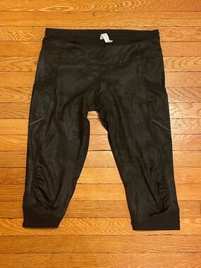 LULULEMON - Black Cuffed Capris